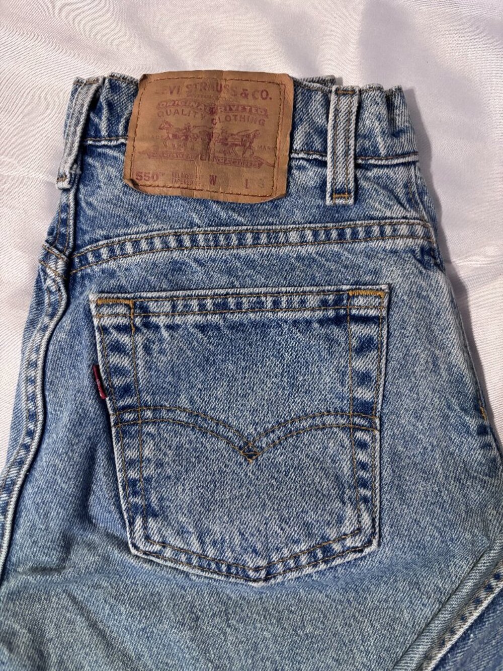 Women's Vintage 90s Levi’s 550 Relaxed Fit Tapered Leg Jeans Light Wash 27 Short